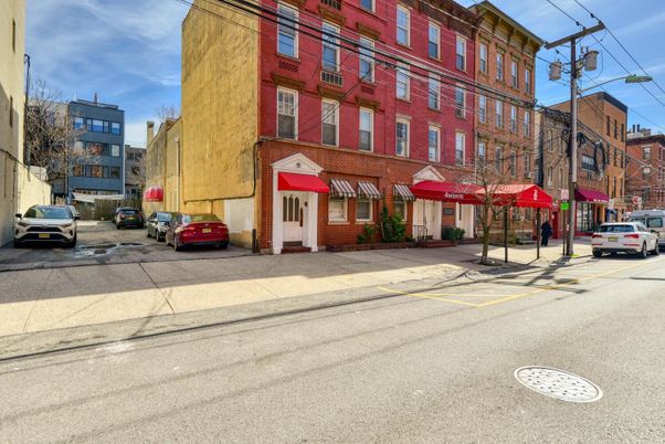 Exterior, Facade, Brick Facade, Chicago School