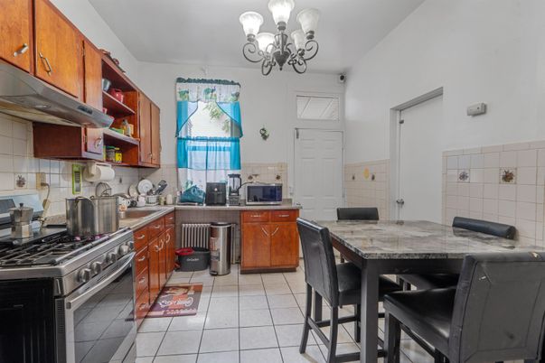 Chandelier, Dining room, Interior, Kitchen, Stainless Steel Appliances