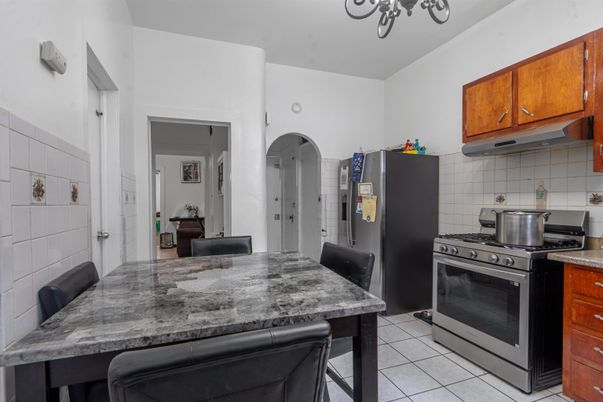 Chandelier, Dining room, Interior, Kitchen, Stainless Steel Appliances