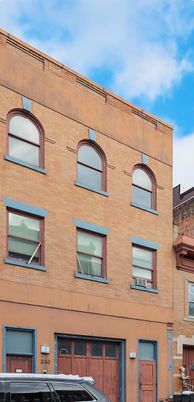 Exterior, Facade, Rowhouse