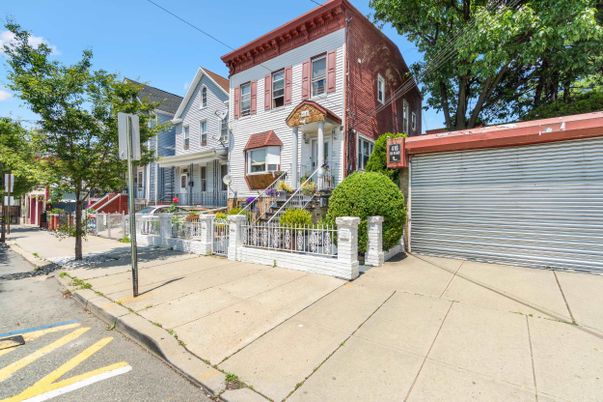 Exterior, Facade, Rowhouse
