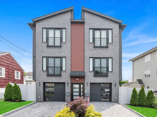 Attached, Exterior, Facade, Rowhouse
