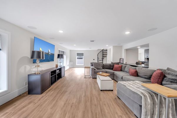 Fitness Equipment, Interior, Living room, Recessed Lighting, Wood Texture Flooring