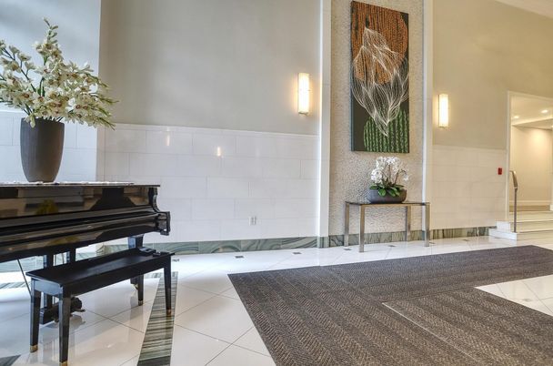 Interior, Piano