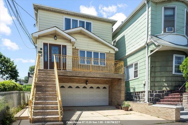 Attached, Exterior, Facade, Rowhouse