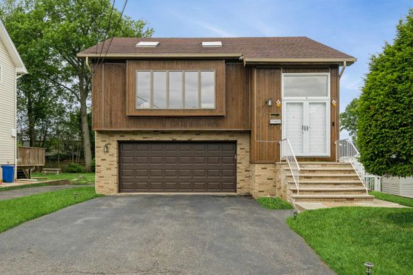 Attached, Exterior, Facade, Raised Ranch