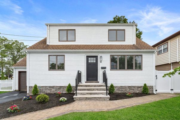 Attached, Exterior, Facade, Split Level