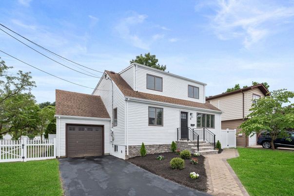 Attached, Exterior, Facade, Cape Cod