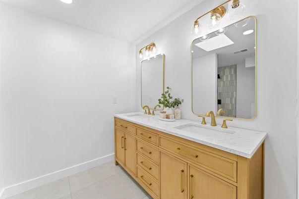 Bathroom, Dual Sink Vanities, Interior, Recessed Lighting