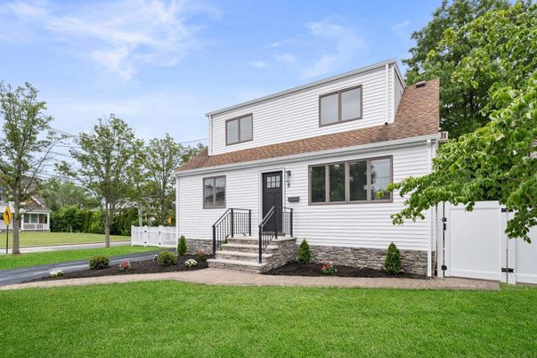 Exterior, Facade, Cape Cod