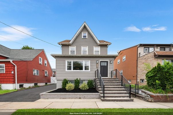 Exterior, Facade, Queen Anne Victorian