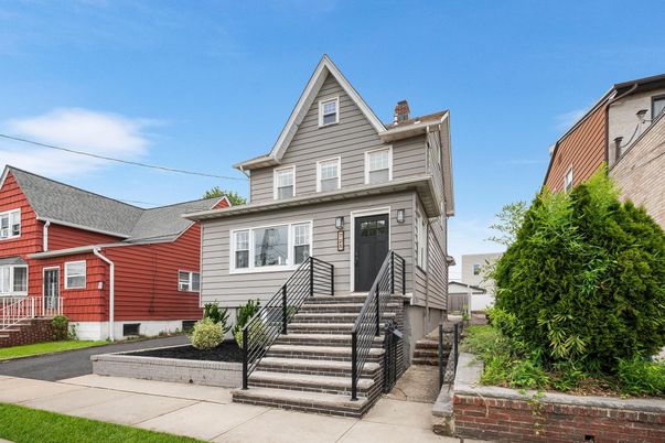Exterior, Facade, Queen Anne Victorian