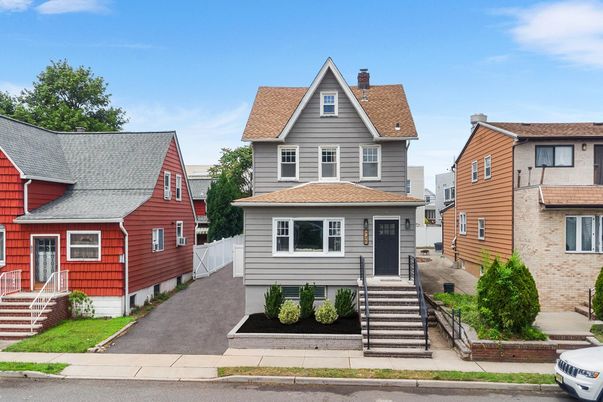 Exterior, Facade, Queen Anne Victorian
