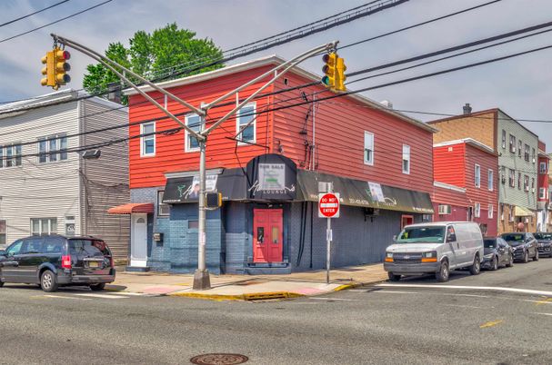 Exterior, Facade, Rowhouse