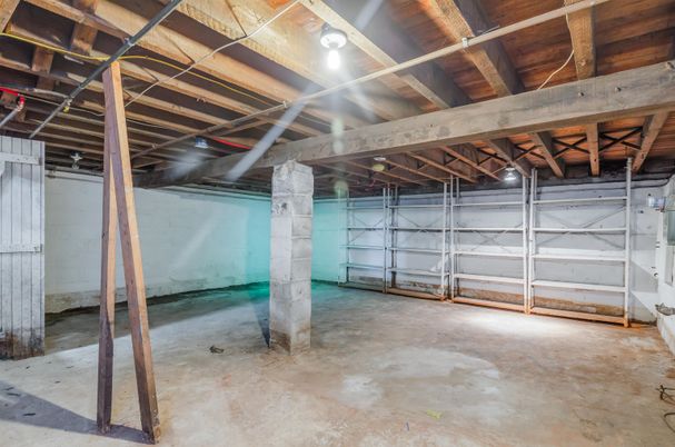 Garage, Interior, Wooden Beams