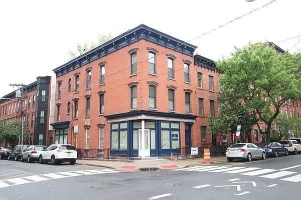 Exterior, Facade, Brick Facade, Chicago School