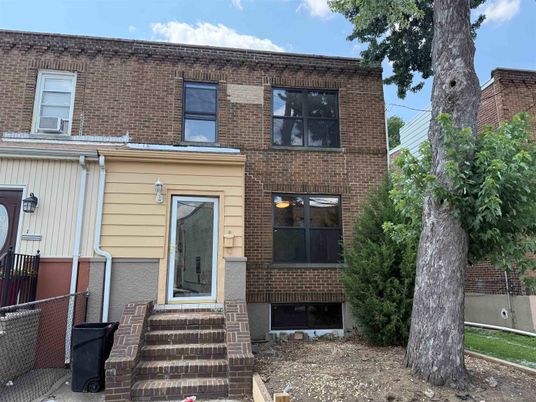 Exterior, Facade, Brick Facade, Rowhouse