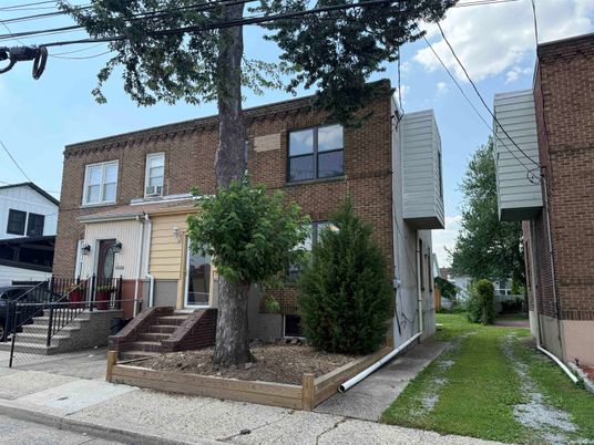 Exterior, Facade, Brick Facade, Rowhouse