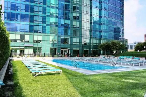 Exterior, Facade, Pool, Highrise