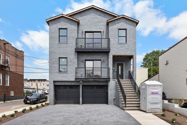 Attached, Exterior, Facade, Rowhouse