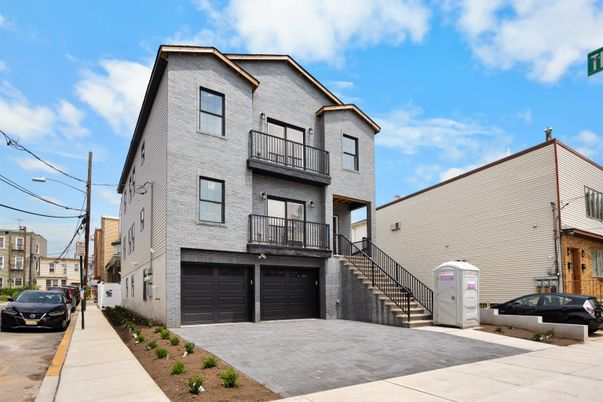 Attached, Exterior, Facade, Rowhouse