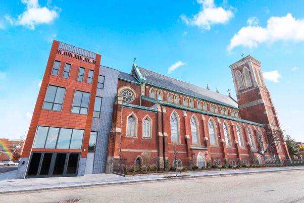 Exterior, Facade, Brick Facade, Chicago School