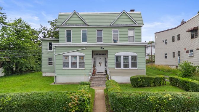 Exterior, Facade, Queen Anne Victorian