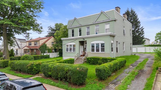 Exterior, Facade, Queen Anne Victorian