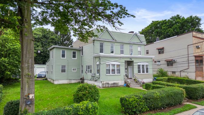 Backyard, Exterior, Facade, Queen Anne Victorian