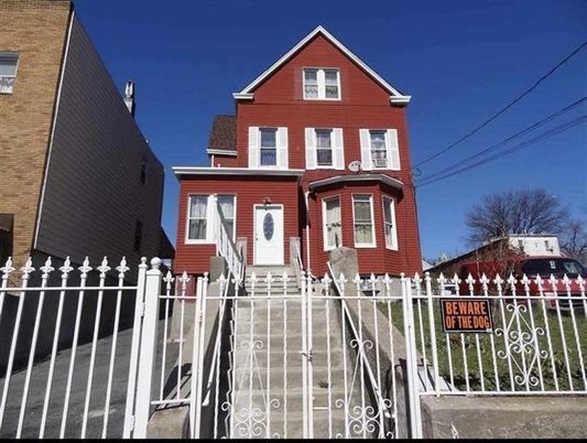 Exterior, Facade, Rowhouse