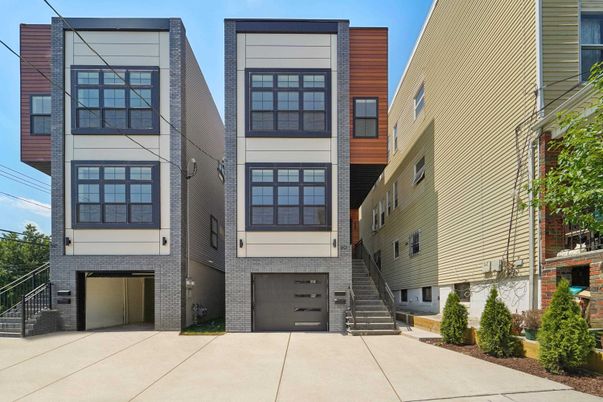 Attached, Exterior, Facade, Rowhouse