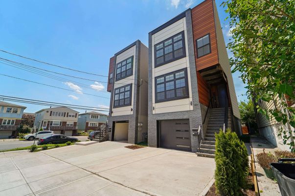 Attached, Exterior, Facade, Rowhouse