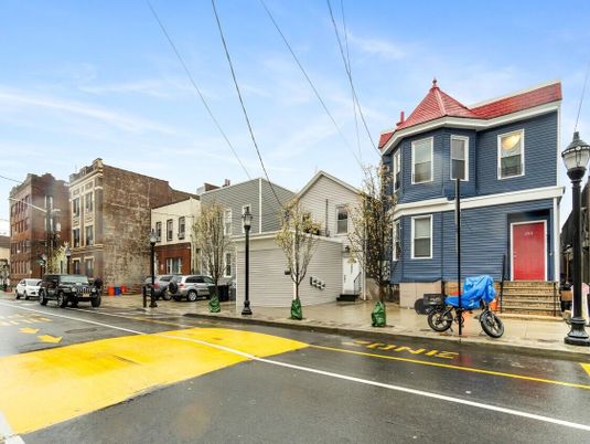 Exterior, Facade, Queen Anne Victorian