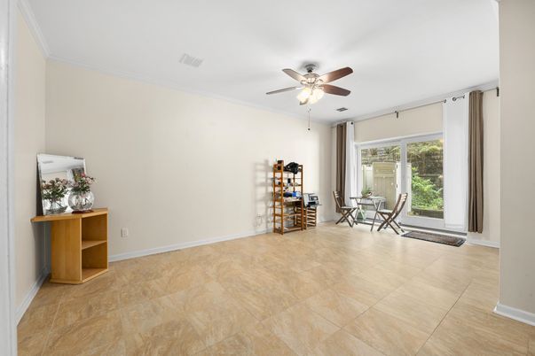 Empty room, Interior
