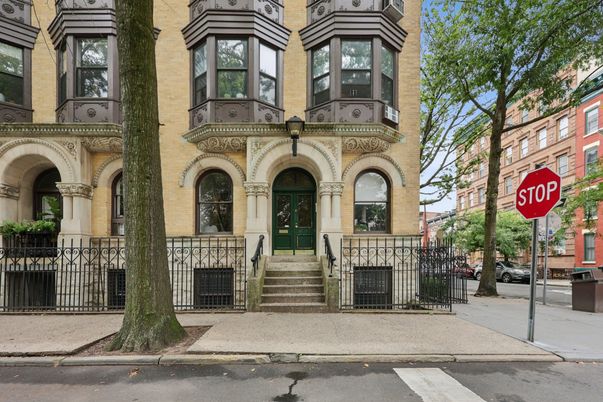 Exterior, Facade, Rowhouse