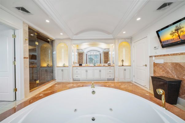 Bathroom, Dual Sink Vanities, Interior, Recessed Lighting