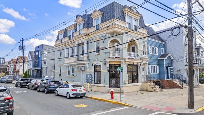 Exterior, Facade, Rowhouse
