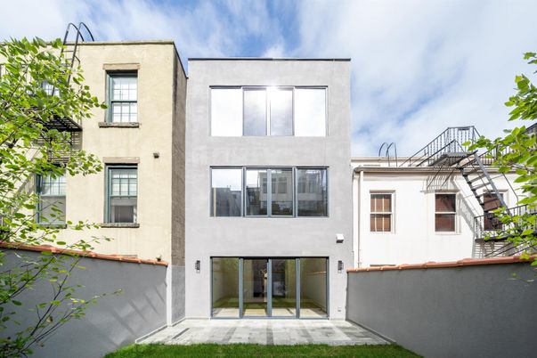 Exterior, Facade, Rowhouse