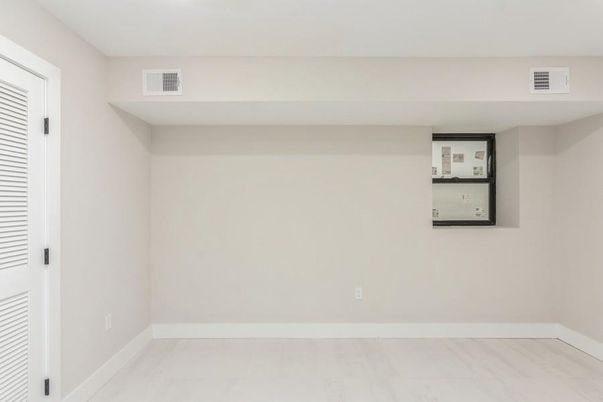 Empty room, Interior