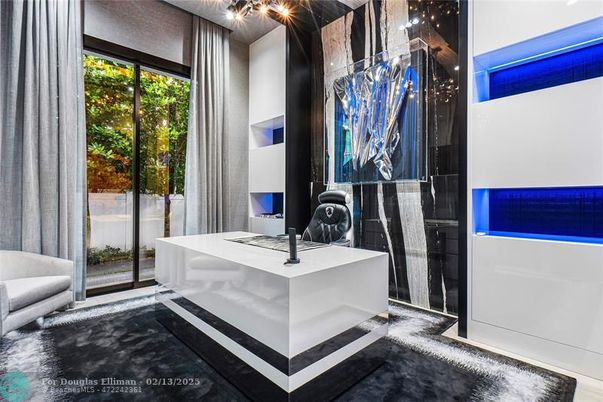Home Office, Interior