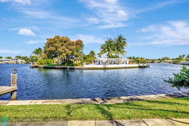 Exterior, Lake