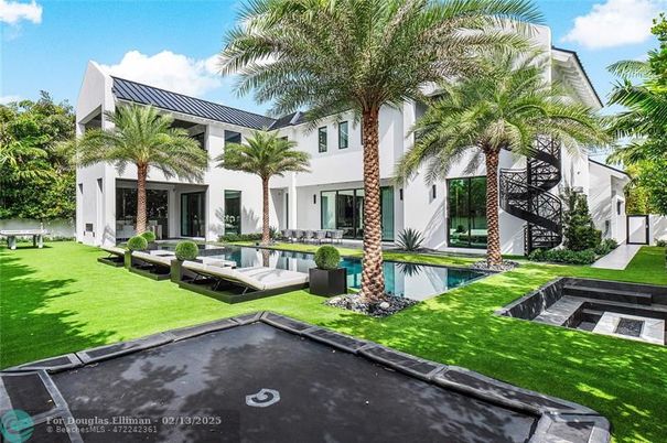 Exterior, Facade, Pool, Modern