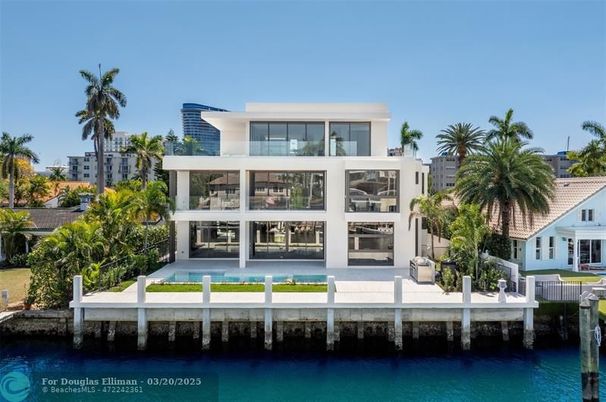 Exterior, Facade, Lake, Modern