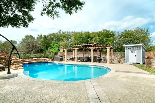 Exterior, Pool