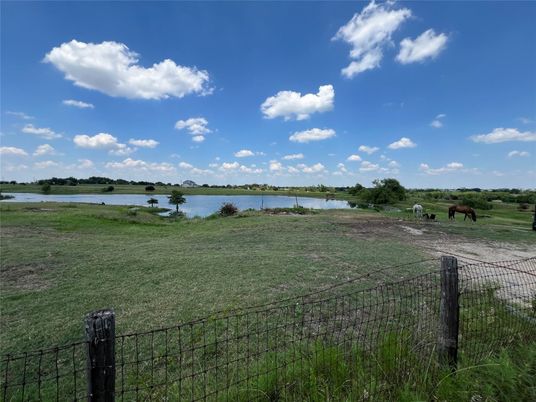 Exterior, Lake