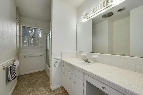 Bathroom, Interior, Tile Countertops