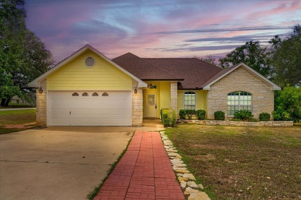 Attached, Exterior, Facade, Ranch