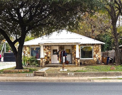 Exterior, Facade, Ranch