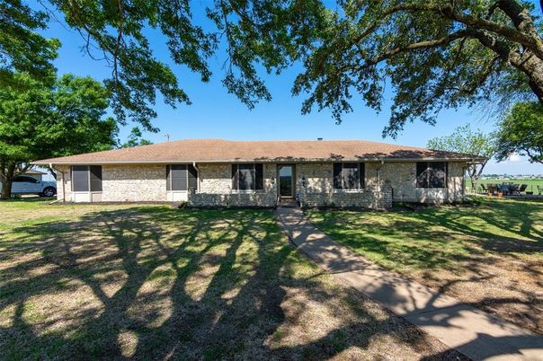 Backyard, Exterior, Facade, Brick Facade, Ranch