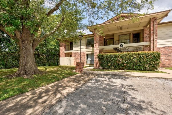 Backyard, Exterior, Facade, Brick Facade, Split Level